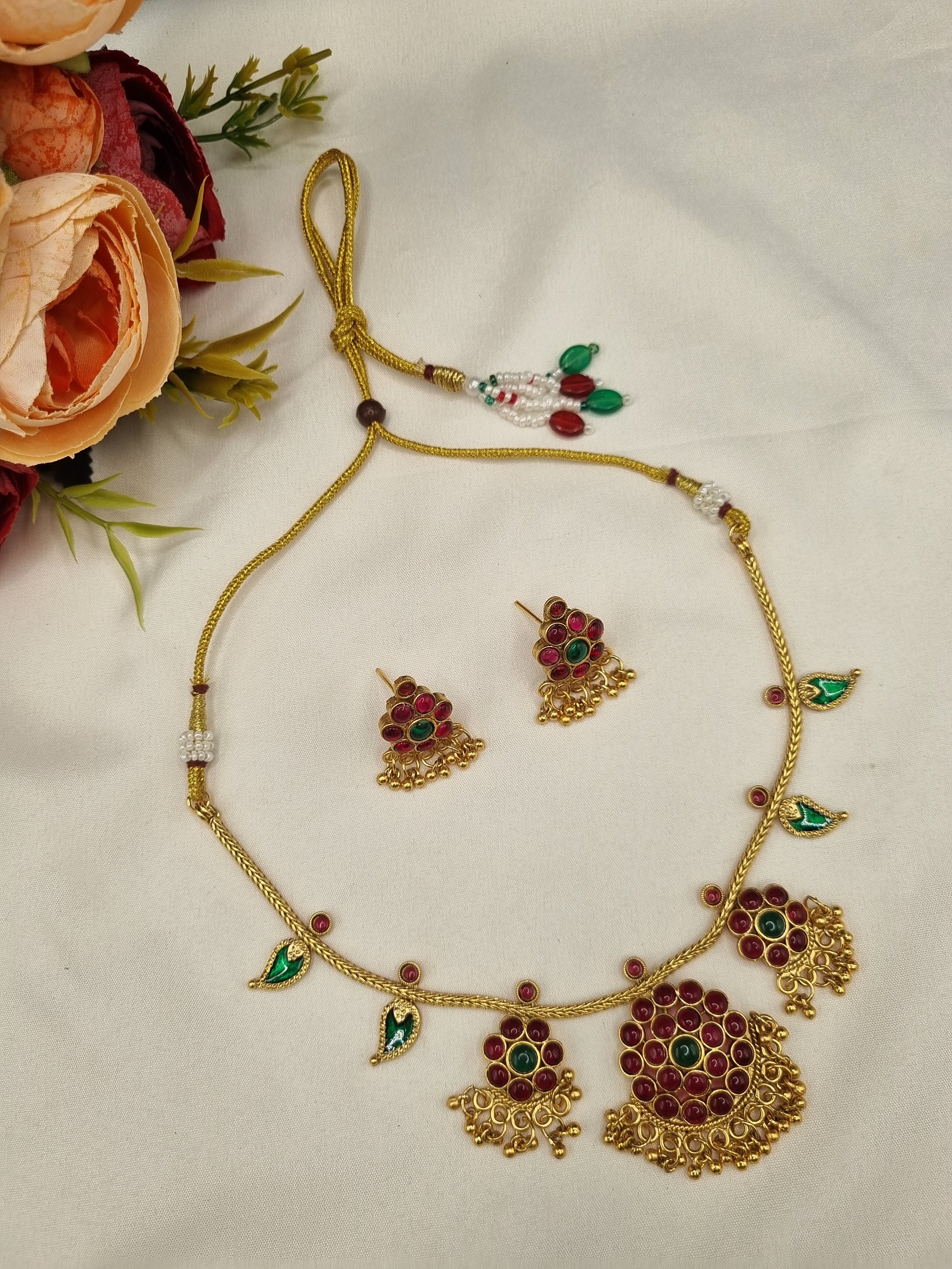 SUTHON STYLE FLORAL & LEAF CHARM NECKLACE SET